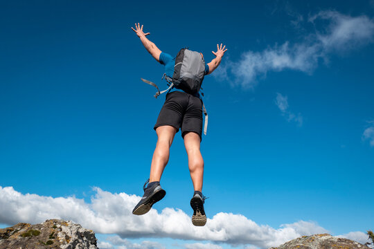 Jovem turista num salto energ&eacute;tico no monte Ursuia em Urcuray no Pa&iacute;s Basco franc&ecirc;s