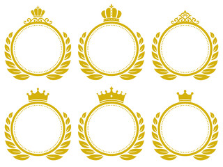 王冠の飾りがついた金色の円形エンブレムフレームセット
