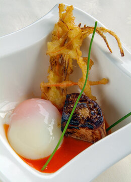 Huevo a baja temperatura con foie, t&eacute;mpura de verduras y crema de pimiento morr&oacute;n