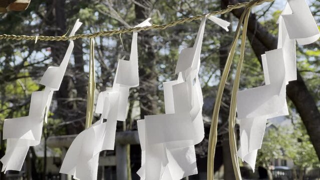 風に揺れる神社の紙垂