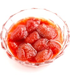 皿に入れた苺のジャム、白背景に手作りのイチゴジャム