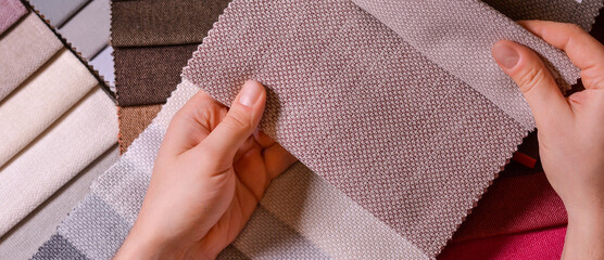 The customer looks at and selects the color fabric she likes, selects the fabric from the fabric...
