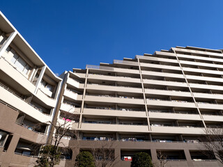 住宅街の大型マンション