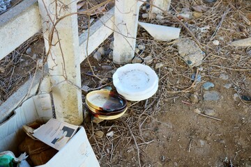 環境問題　不法投棄　高架下　