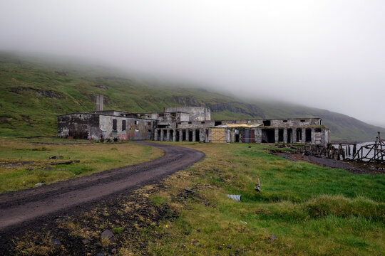 Verlassene ehemalige Fischfabrik bei dem Ort Arnes