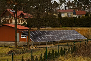 Świeżo zainstalowany duży panel słoneczny ( solar ) . Osiedle na obrzeżach miasta . Up town , freshly installed large solar panel - obrazy, fototapety, plakaty