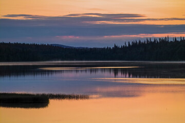 Mitternächtliche Lichtstimmung über finnischem See