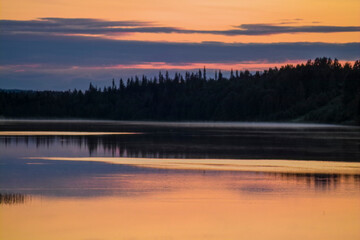 Obraz premium Mitternächtliche Lichtstimmung über finnischem See