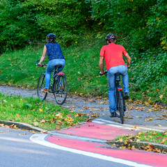 Radfahrer Beim Abzweig von der Straße auf einen kombinierten Rad- und Fußweg