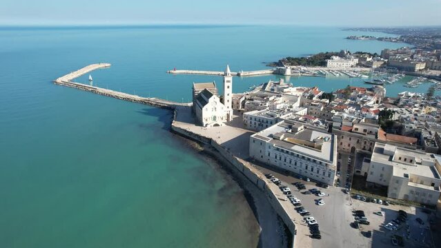 Vista aerea della cattedrale di trani, puglia