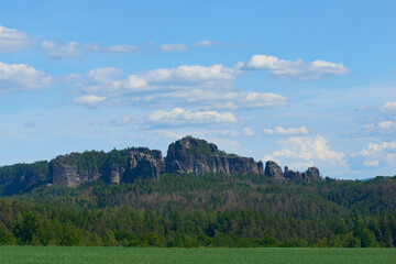 Blick von Altendorf in Richtung Osten auf das Schrammsteinmassiv in der Sächsischen Schweiz	