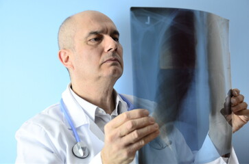 Arzt mit Röntgenbild