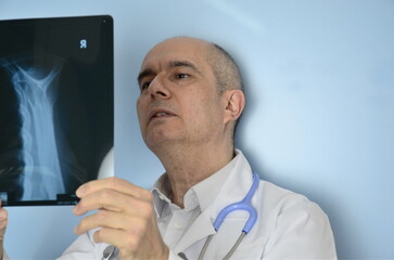 Arzt betrachtet Röntgenbild