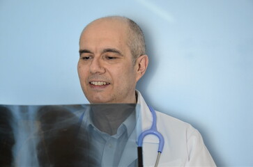 Arzt analysiert Röntgenbild