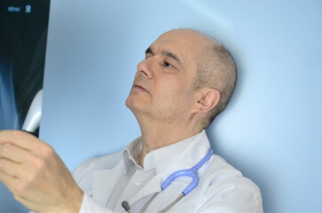 Arzt mit Stethoskop und Röntgenbild