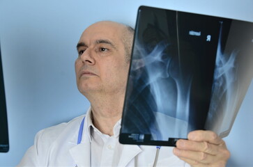 Arzt mit Röntgenbilder