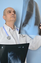 Arzt analysiert Röntgenbild