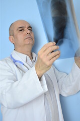 Arzt betrachtet Röntgenbilder