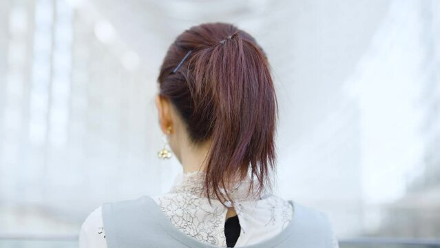 笑顔で振り返る若い女性