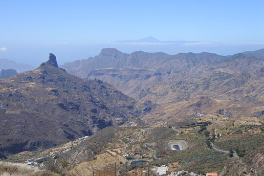 Blick vom Roque Nublo auf den Roque Bentayga und den Teide