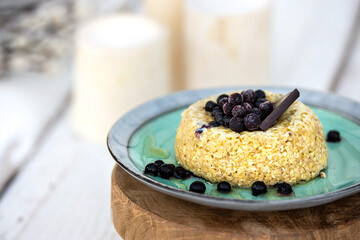 mugcake with blueberries and bitter chocolate