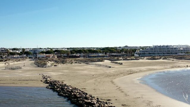 survol de port Camargue en Occitanie dans le sud de la France

