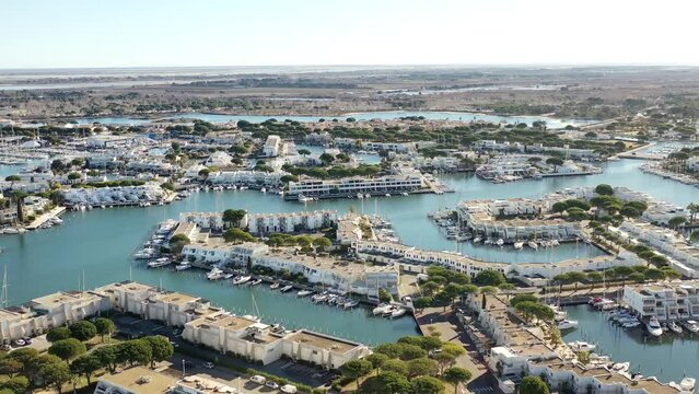 survol de port Camargue en Occitanie dans le sud de la France
