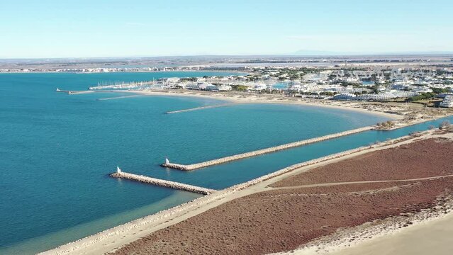 survol de port Camargue en Occitanie dans le sud de la France
