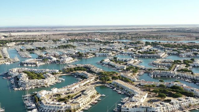 survol de port Camargue en Occitanie dans le sud de la France
