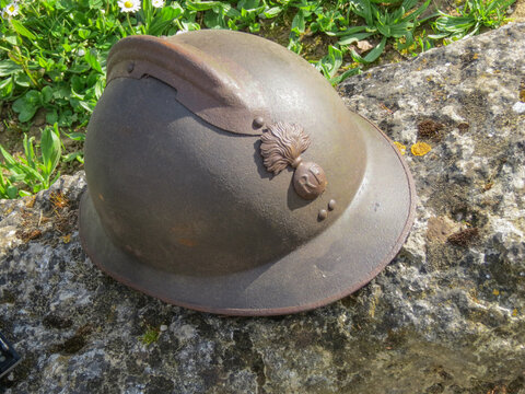Casque Fran&ccedil;ais de la premi&egrave;re guerre mondiale 1914 - 1918 vu de profil