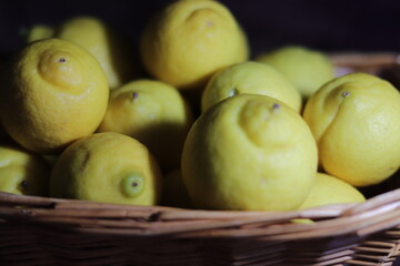 Limones en una cesta de mimbre