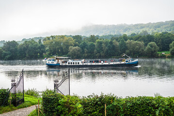 Frachtschiff bei Lieser auf der Mosel