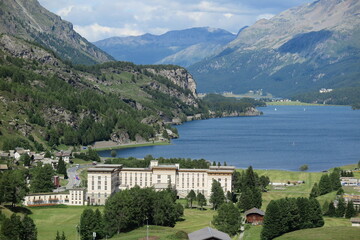 Fototapeta na wymiar Blick auf Maloja und den Silser See, Graubünden