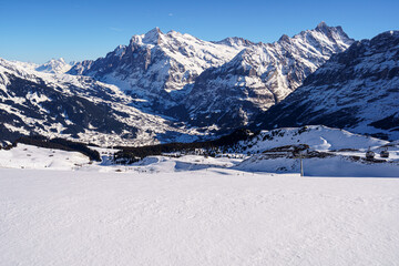 Fototapeta na wymiar Das Dorf Grindelwald im Winter gesehen vom Männlichen (Berg)
