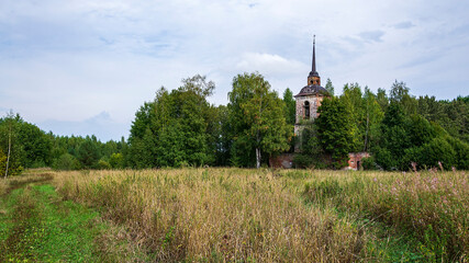 Fototapeta na wymiar abandoned Orthodox church in the forest, landscape