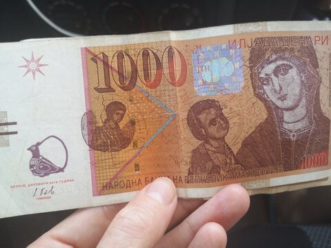 hand with money 