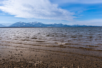 Alpenpanorama  mit Himmle und Wolke mit Chiemsee mit Wolken im Vordergrund