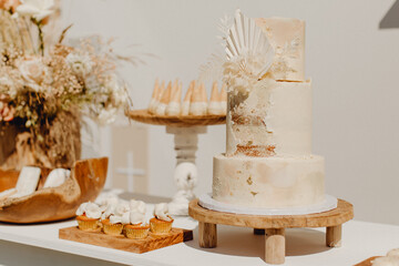 Pièce montée et bar à desserts pour le goûter de baptême