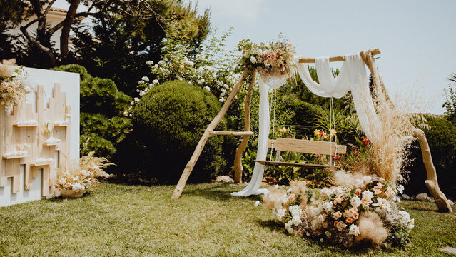 Balan&ccedil;oire d&eacute;cor&eacute;e de fleurs pour l'&eacute;v&egrave;nement