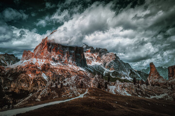 Dramatische Wolken in den Dolomiten