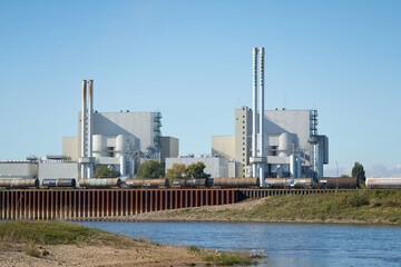 Müllheizkraftwerk am Ufer des Flusses Elbe bei Magdeburg