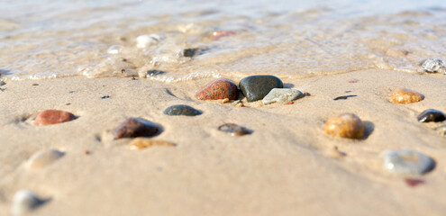 Steine am Strand von Kolobrzeg an der Ostsee in Polen im Sommer
