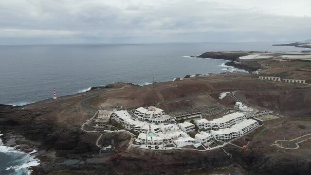 Faro de Sardina de Galdar (Gran Canaria) con rayas blancas y rojas sobre un acantilado. panor&aacute;mica 360 grados. V&iacute;deo 4k realizado con un dron.