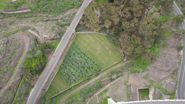 Paseo en pareja en bicicleta. Vista panor&aacute;mica desde dron sobre puente con tr&aacute;fico de veh&iacute;culos. Ejercicio cardiovascular en bicicleta.