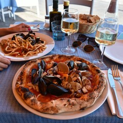 Pizza w Neapolu - obrazy, fototapety, plakaty