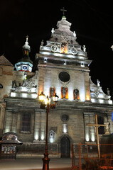 Obraz premium The ancient city of Lviv at night