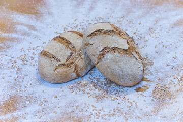 Chleb pszenny na zakwasie żytnim. Upieczony w domu ze świeżo zmielonej mąki. Pachnie i smakuje pysznie.  - obrazy, fototapety, plakaty