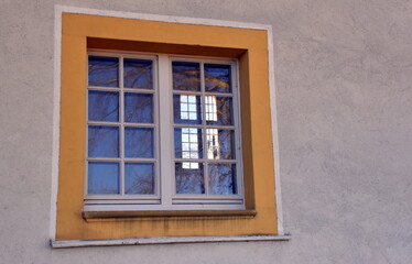 Blick durch ein Fenster auf ein Fenster