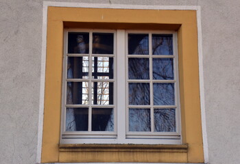 Fototapeta na wymiar Blick durch ein Fenster auf ein Fenster