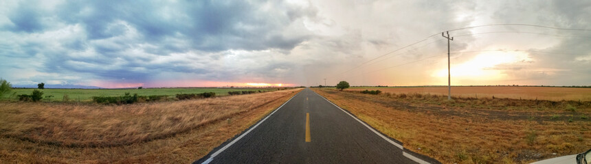 atardecer en carretera